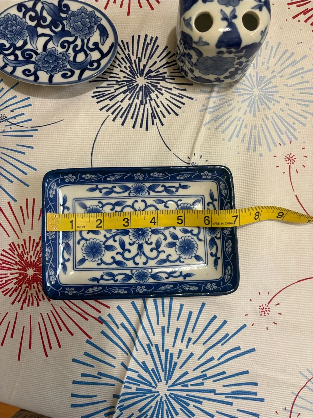 VARIOUS BLUE AND WHITE BATHROOM ACCESSORIES